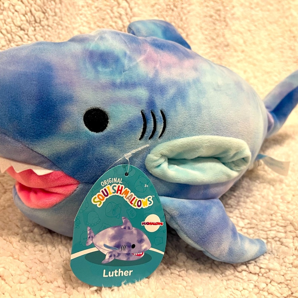 Squishmallow Hugmallows Luther the shark